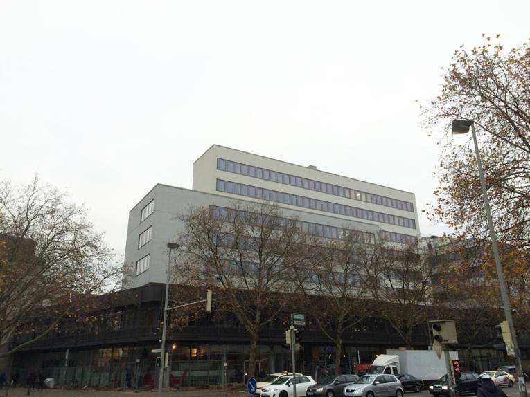 Außenansicht des mehrstöckigen Gebäudes in der Arndstraße