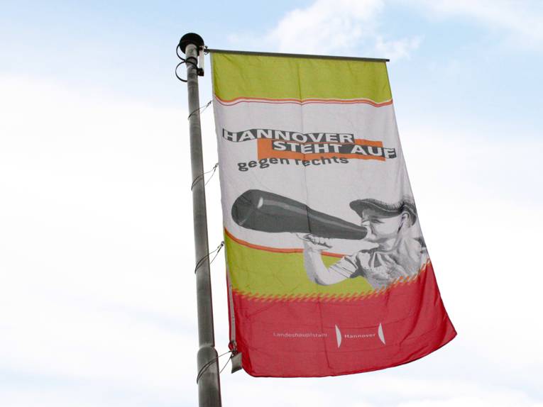 Fahne mit dem Aufdruck "Hannover steht auf gegen rechts"