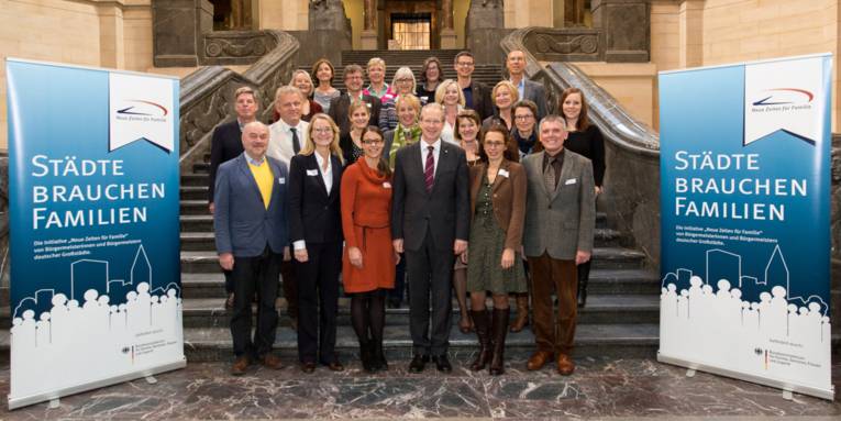 Gut zwei Dutzend Personen auf der großen Treppe in der Kuppelhalle des Neuen Rathauses, darunter auch Oberbürgermeister Stefan Schostok