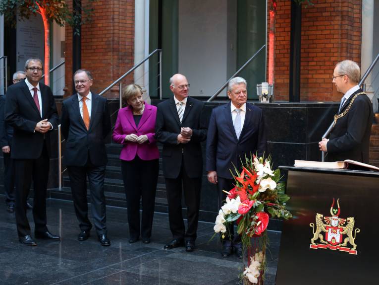 Andreas Voßkuhle, Stephan Weil, Angela Merkel, Norbert Lammert, Joachim Gauck und Stefan Schostok im Alten Rathaus