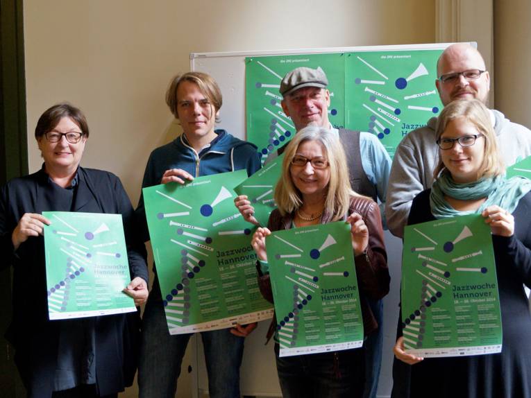 Sechs Personen präsentieren das Werbeplakat der Jazzwoche 2014