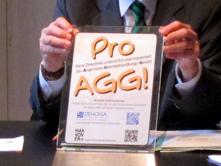Siegel-Schild "Pro AGG! Diese Diskothek unterstützt und respektiert das Allgemeine Gleichbehandlungs-Gesetz"