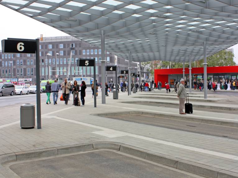 Blick auf den neuen ZOB hinterm Bahnhof