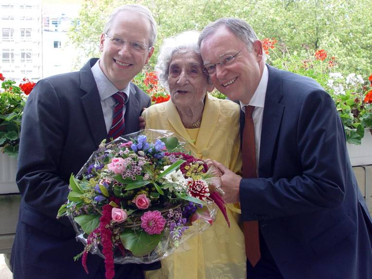 Oberbürgermeister Schostok, Dr. Leonore Henkel und Ministerpräsident Weil auf dem Balkon des Rathauses