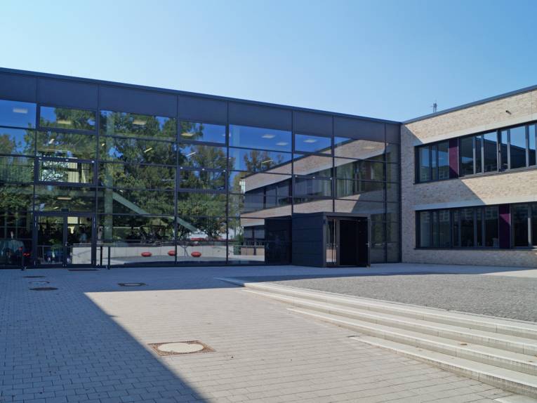Die verglasten Außenwände des neuen Klassentrakts der Goetheschule