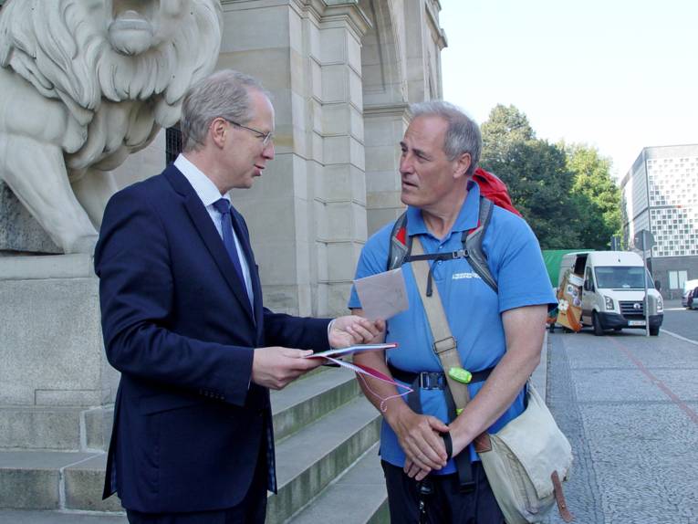 Stefan Schostok und Michael Bates vor dem Neuen Rathaus