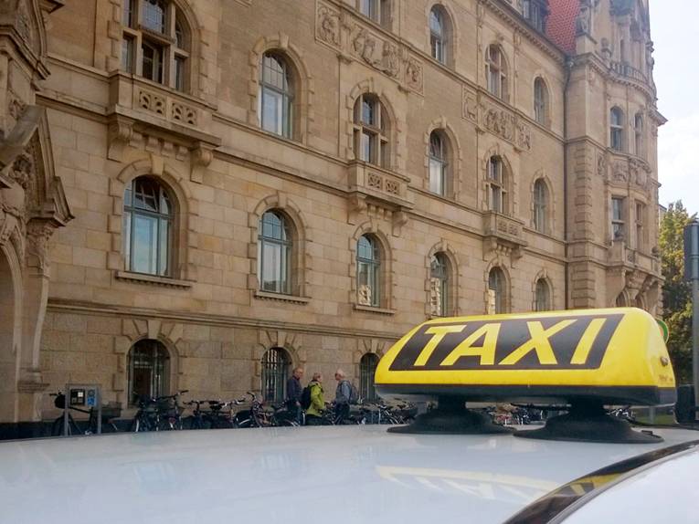 Ein Taxi vor dem Neuen Rathaus