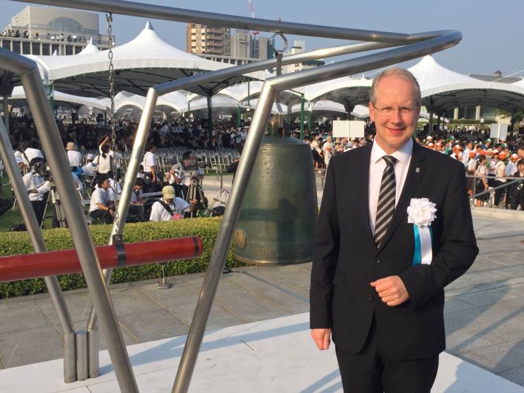 Stefan Schostok neben der Friedensglocke in Hiroshima