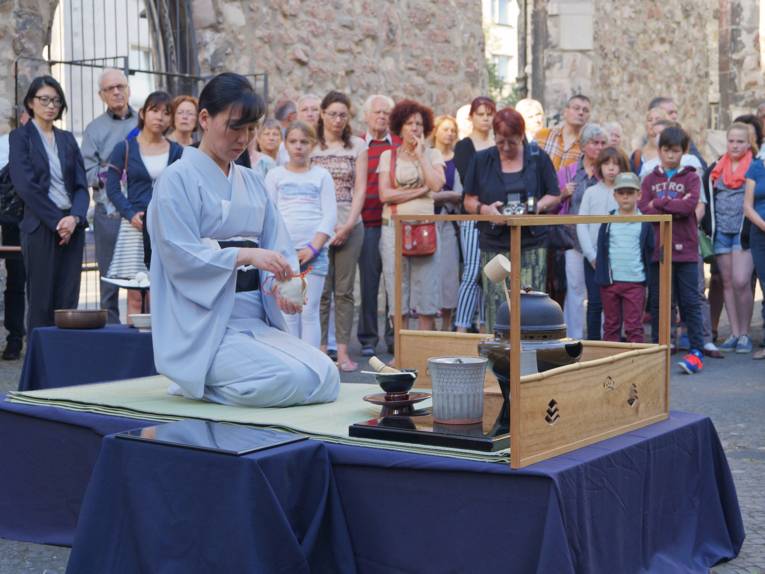 Teemeisterin Hiroyo Nakamoto, Kulturbotschafterin der Stadt Hiroshima, bei der traditionellen Trauer-Teezeremonie