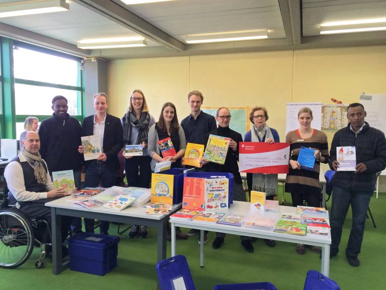 Zehn Personen präsentieren den Inhalt der Lernbox für Flüchtlinge