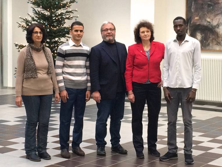Fünf Personen in der Halle der VHS Hannover