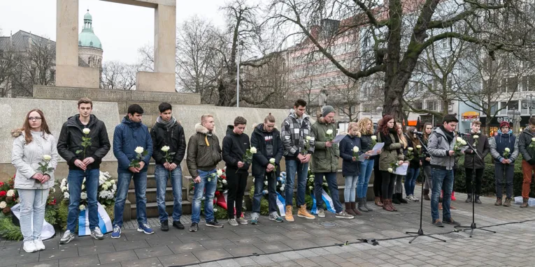 Schülerinnen und Schüler der Humboldtschule trugen Texte aus den Erinnerungen von Ruth Gröne vor