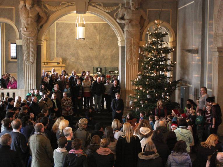 Die Kinder der Rathaus-Kita singen im Foyer Weihnachtslieder