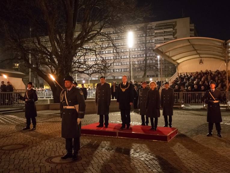 Abnahme des Großen Zapfenstreichs durch (v. l.): Divisionskommandeur Johann General Langenegger, Oberbürgermeister Stefan Schostok und Bundesministerin Ursula von der Leyen