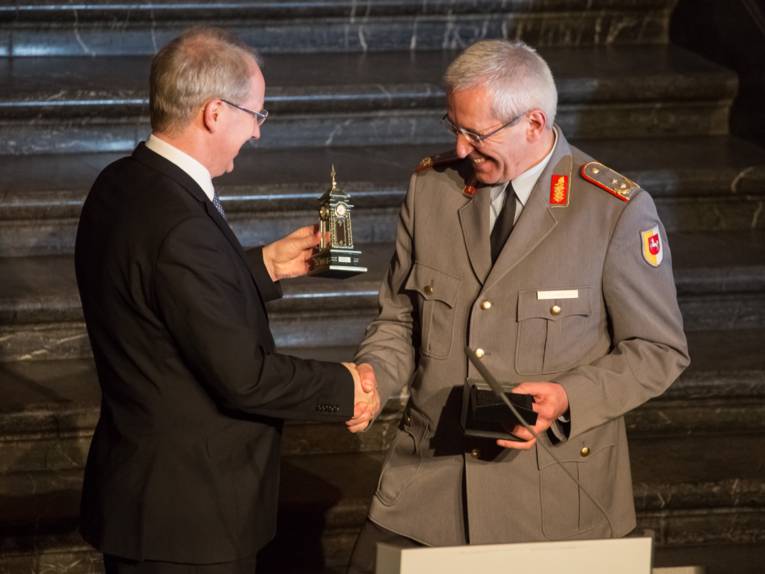 Zum Abschied übergab Oberbürgermeister Schostok General Langenegger eine kleine Kröpcke-Uhr