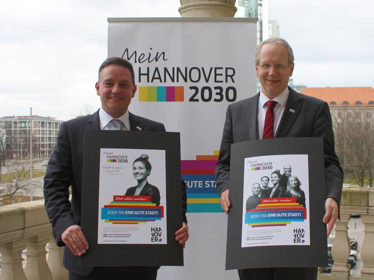 Sven Krüger und Stefan Schostok präsentieren die Botschafter-Kampagne zum Stadtdialog