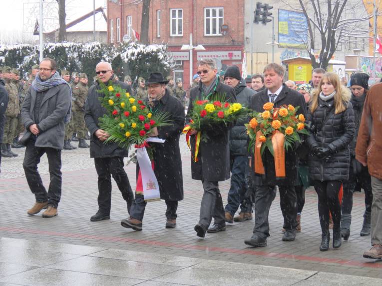 Delegation der Stadt Hannover mit Blumengestecken anlässlich des 70. Jahrestages der Befreiung des Konzentrationslagers Auschwitz