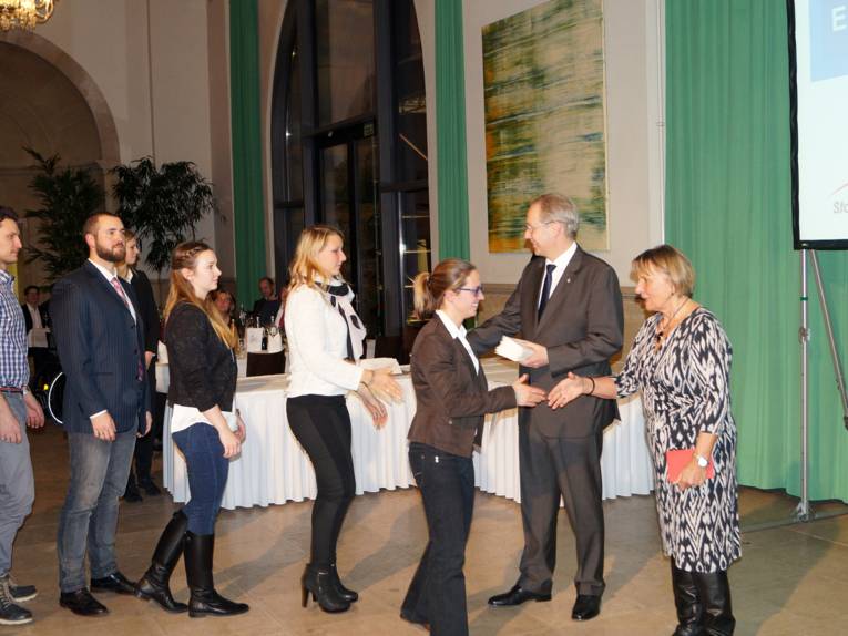 Oberbürgermeister Stefan Schostok und Stadtsportbund-Präsidentin Rita Girschikofsky ehren eine Reihe von jungen Sportlerinnen und Sportlern.