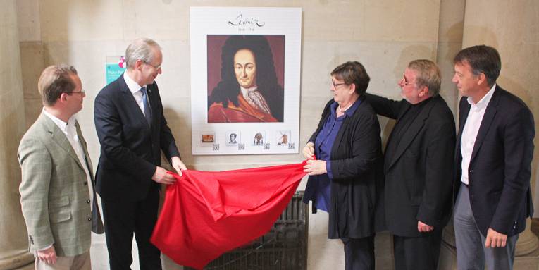 Stefan Schostok und Marlis Drevermann enthüllen die Leibniz-Tafel im Neuen Rathaus