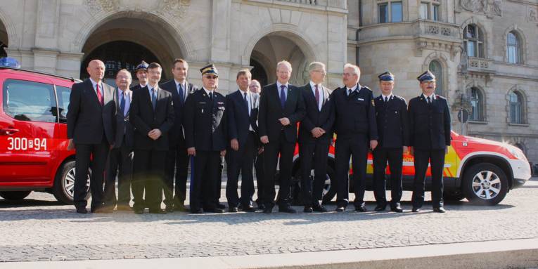 Oberbürgermeister Stefan Schostok mit Stadtpräsident Mariusz Wisniewski und der Delegation der Feuerwehr Poznań
