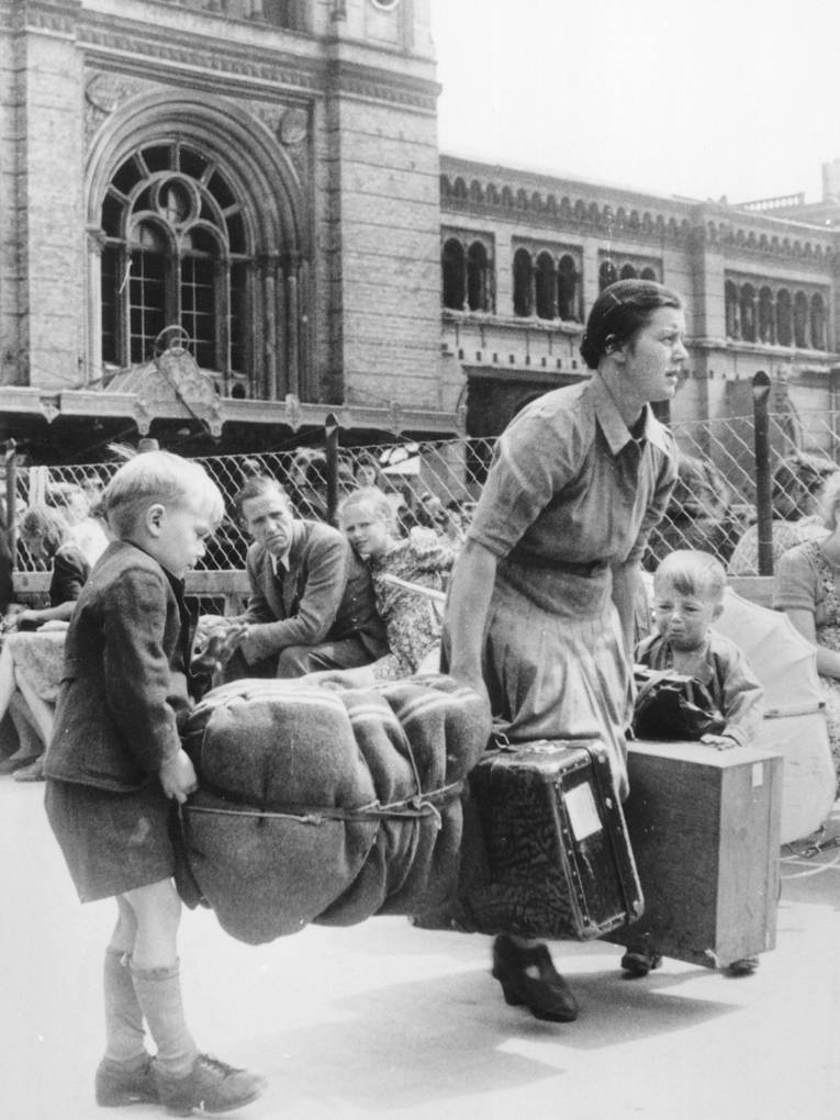 Flüchtlinge am Hauptbahnhof Hannover, 1946