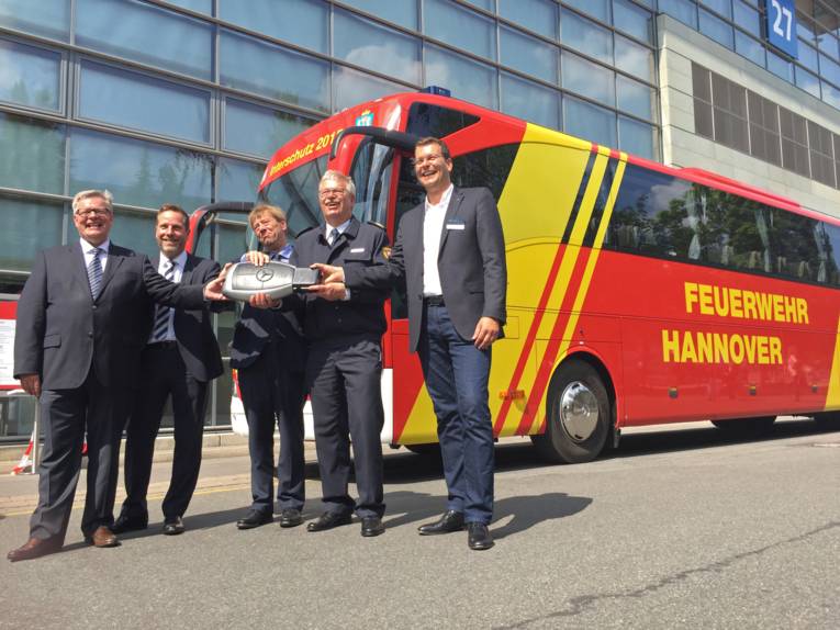 Symbolische Schlüsselübergabe für einen neuen Großeinsatzwagen der Feuerwehr