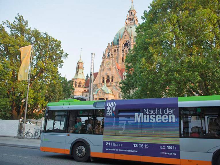 Bus mit "Nacht der Museen"-Aufkleber vor dem Neuen Rathaus
