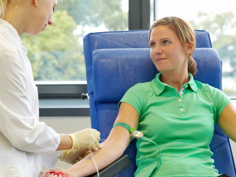 Eine Frau bekommt Blut abgenommen