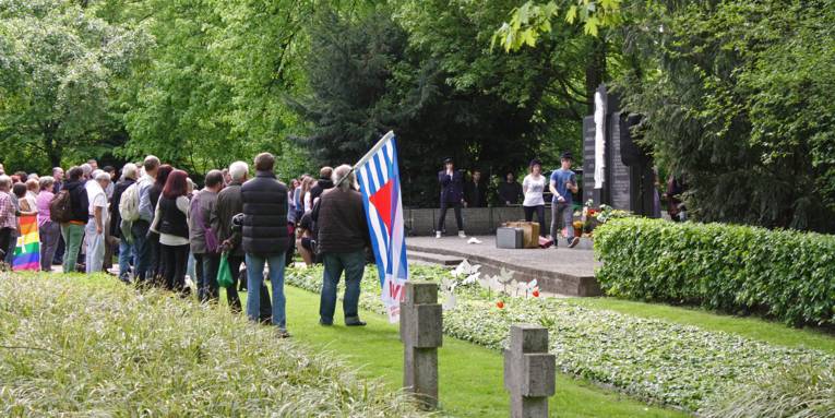 Jugendliche aus Hannover, Athen und Poznan trugen Texte und Lieder zur Erinnerung an die Opfer der NS-Diktatur vor