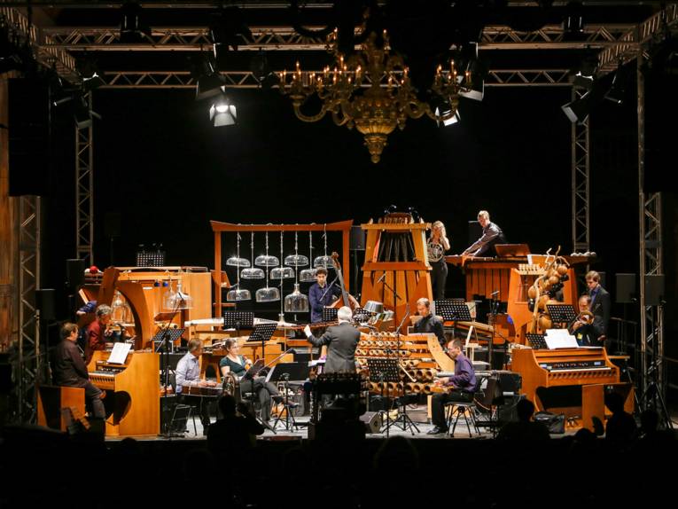 Das Ensemble Musikfabrik auf der Bühne in der Galerie Herrenhausen