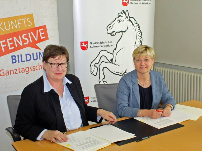 Marlis Drevermann und Frauke Heiligenstadt bei der Unterzeichnung der Rahmenvereinbarung
