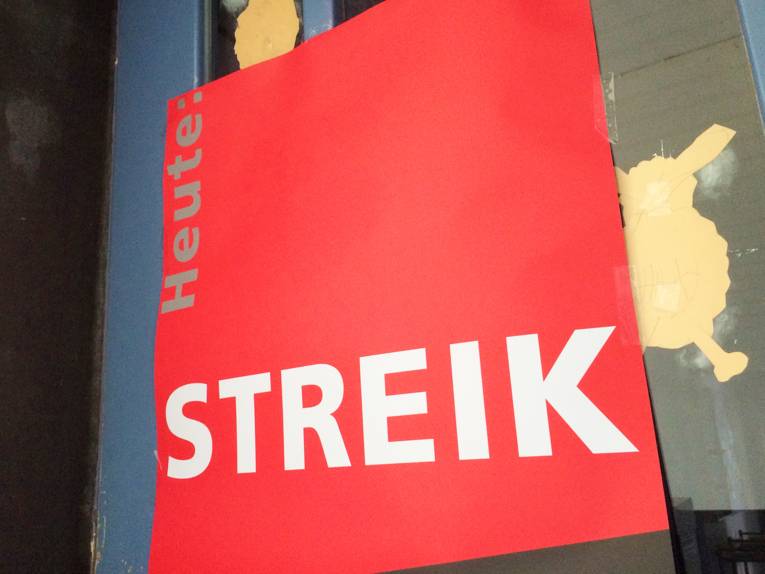 Plakat mit einem Streikhinweis