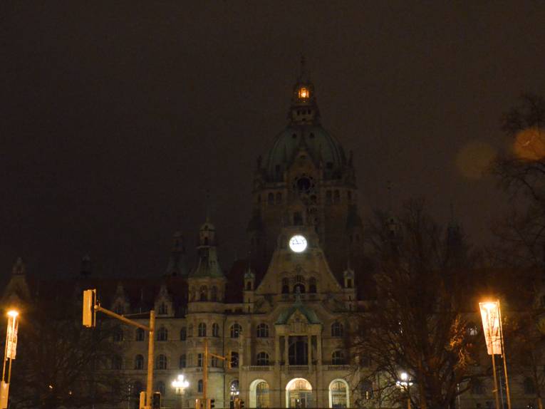 Das unbeleuchtete Neue Rathaus in den Abendstunden