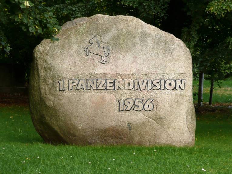 Der Gedenkstein zur Gründung der 1. Panzerdivision an der Kurt-Schumacher-Kaserne in Hannover