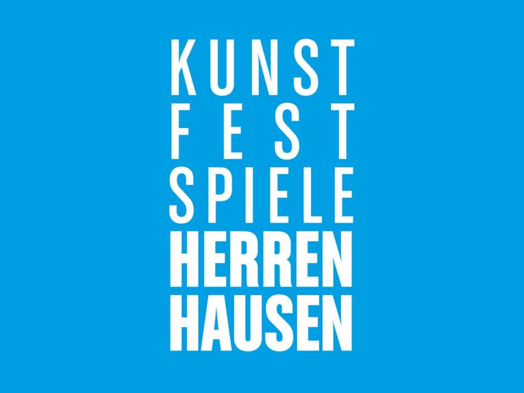 Das Logo der KunstFestSpiele auf blauem Grund