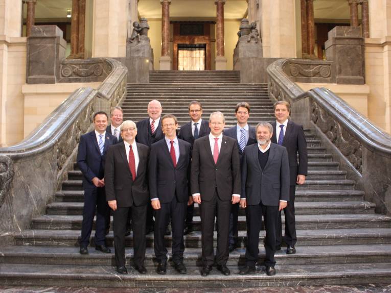 Zehn Männer auf der Rathaustreppe