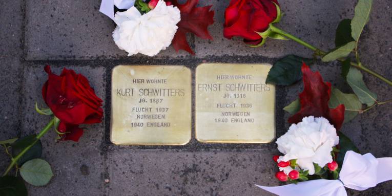 Die Stolpersteine für Kurt und Ernst Schwitters vor dem Haus in der Waldhausenstraße 5