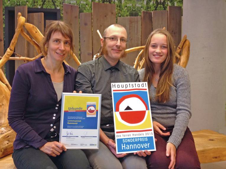 Marion Köther, Ingmar Vogelsang und Lea Stawarz vom Agend21- und Nachhaltigkeitsbüro der Landeshauptstadt Hannover präsentieren die Ehrenurkunde
