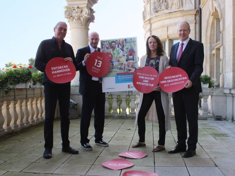 Gerd Kespohl (Pavillon Hannover), der städtische Eventmanager Ralf Sonnenberg, Traute Petershagen (Pavillon Hannover) und Oberbürgermeister Stefan Schostok präsentieren das Programm des diesjährigen Fests der Kulturen und des Tags der offenen Tür