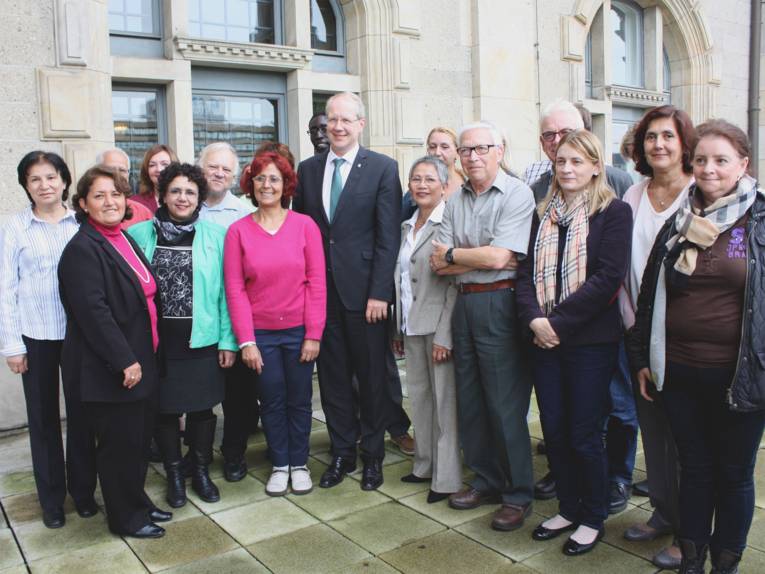 Oberbürgermeister Stefan Schostok und Integrationslotsinnen und Integrationslotsen auf dem Balkon der Ratsstube