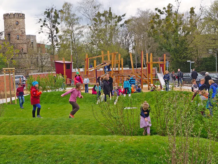 Spielende Kinder auf dem Außengelände der Kita Herrenhausen