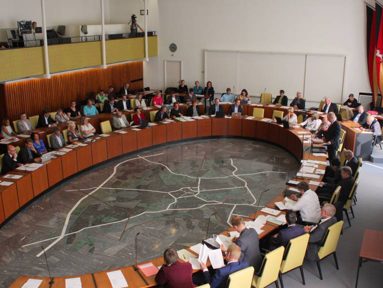 Oberbürgermeister Stefan Schostok bringt den Haushaltsentwurf 2016 in den Rat der Landeshauptstadt ein