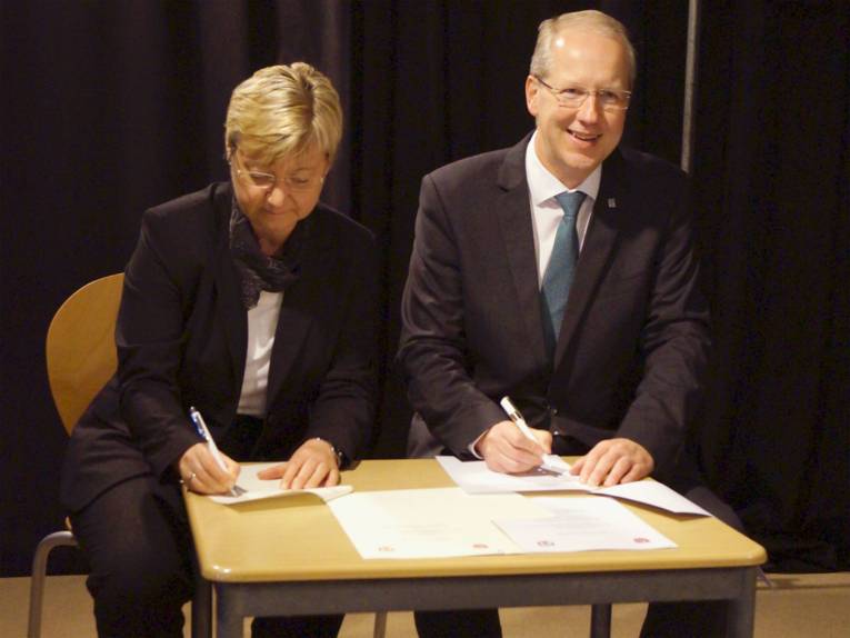 Niedersachsens Kultusministerin Frauke Heiligenstadt und Oberbürgermeister Stefan Schostok unterrzeichnen den Kooperationsvertrag zur Bildungsregion Hannover.