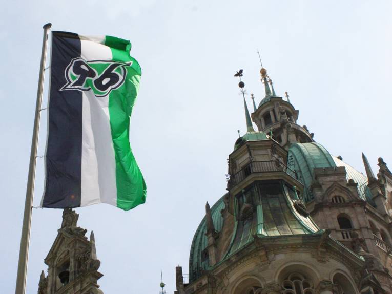 Hannover 96-Flagge vor dem Neuen Rathaus