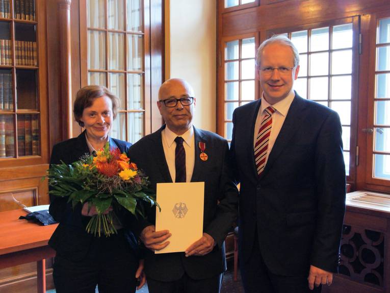 Ali-Mohammad Faridi mit seiner Frau Ursula und Oberbürgermeister Stefan Schostok