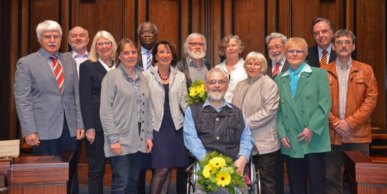 Die 13 Mitglieder des Seniorenbeirats, außerdem im Bild: Sozialdezernentin Konstanze Beckedorf
