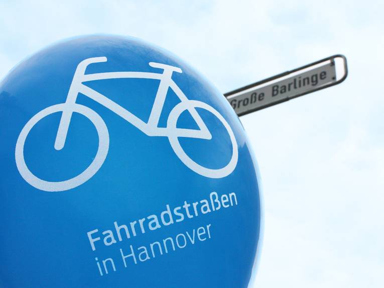 Blauer Luftballon mit der Aufschrift "Fahrradstraßen in Hannover" und einem Fahrrad-Piktogramm, im Hintergrund das Straßenschild "Große Barlinge"