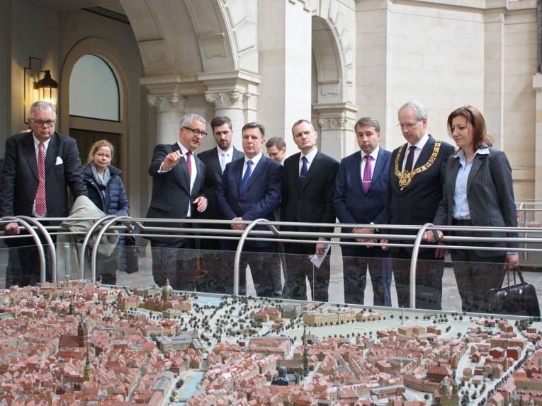 Gemeinsam mit seiner Delegation schaute sich Māris Kučinskis die Stadtmodelle in der Rathaushalle an