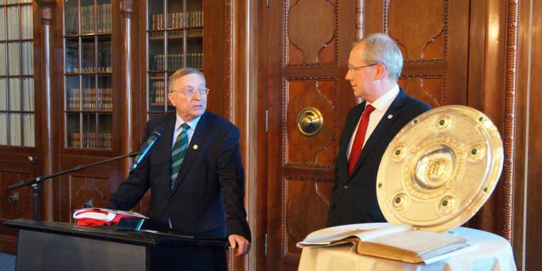 96-Aufsichtsratsvorsitzender Valentin Schmidt und Oberbürgermeister Stefan Schostok