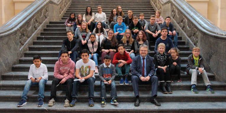 Bürgermeister Thomas Hermann mit Kindern und Jugendlichen auf der Rathaustreppe